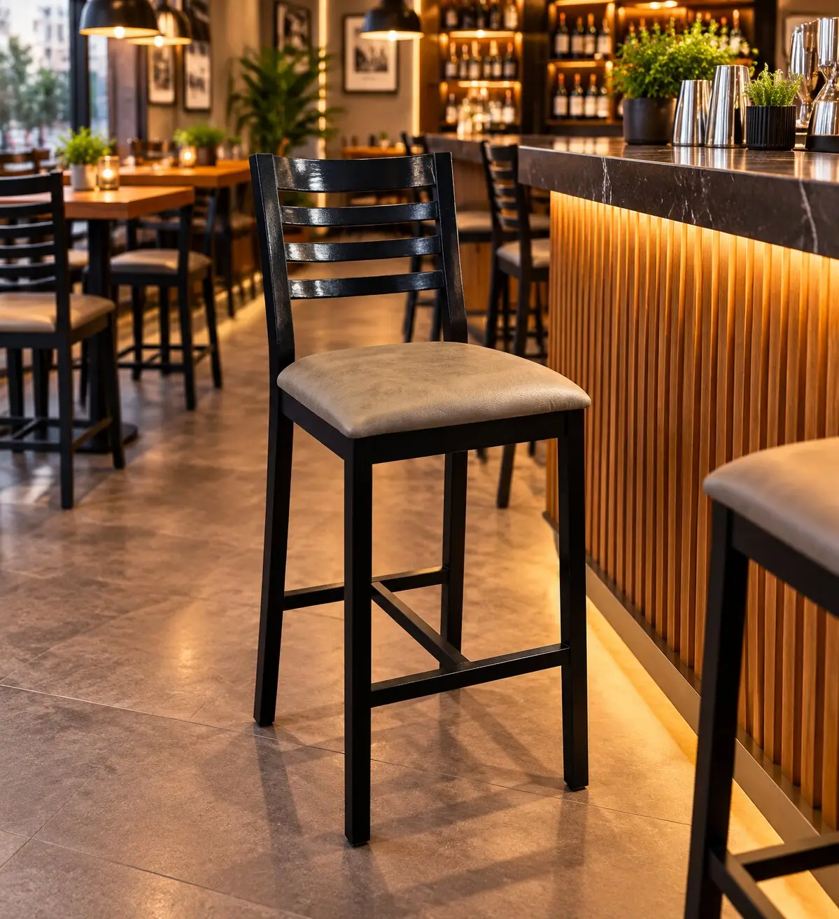 Banco de barra Cloe Africano negro con asiento tapizado gris