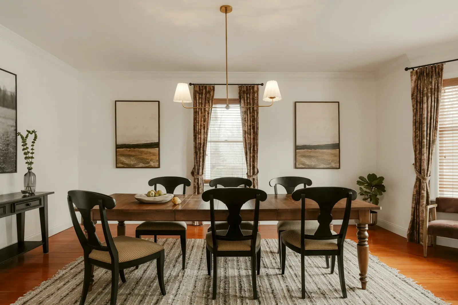 Comedor de madera con mesa rectangular y seis sillas negras de respaldo calado con asiento tejido